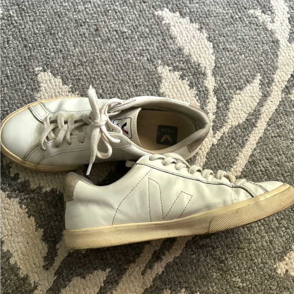 Veja esplar with cream stitching